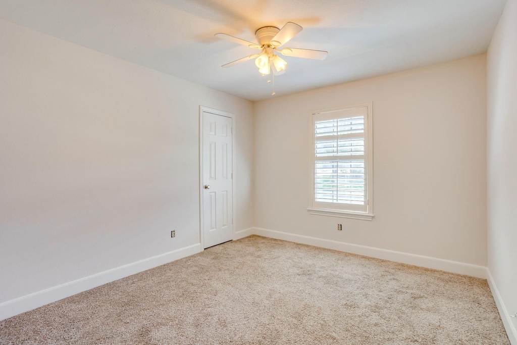 990 Oak Ridge Drive - Photo 11