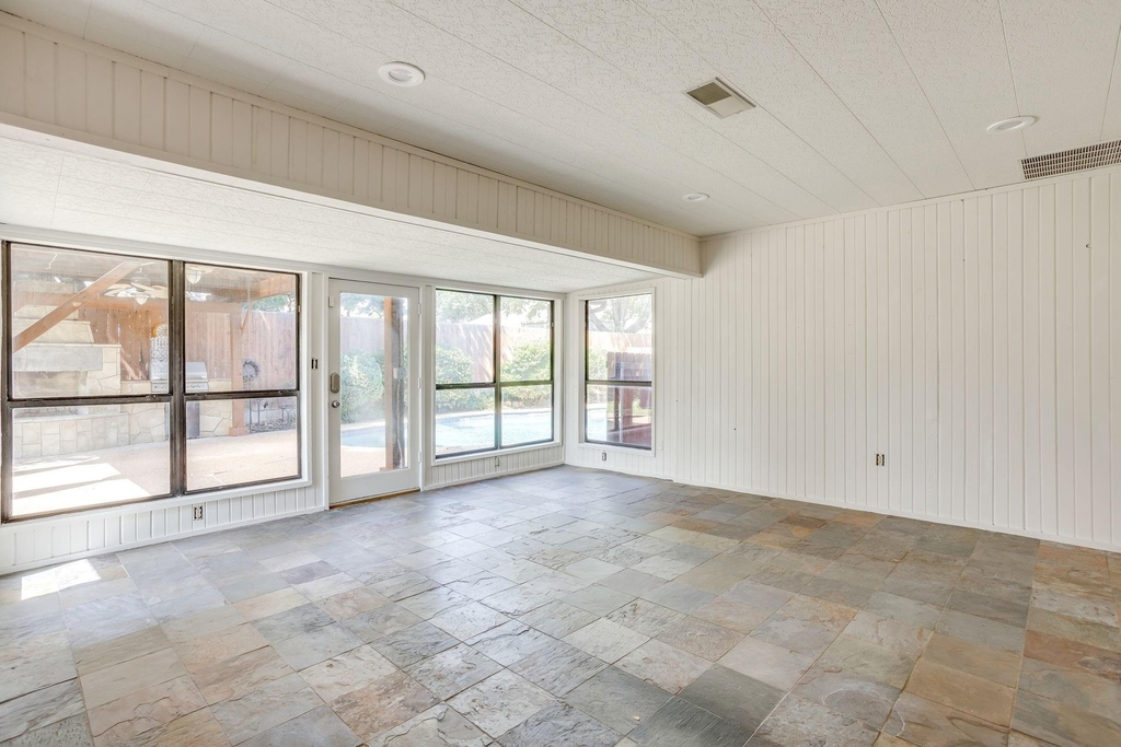 990 Oak Ridge Drive - Photo 5