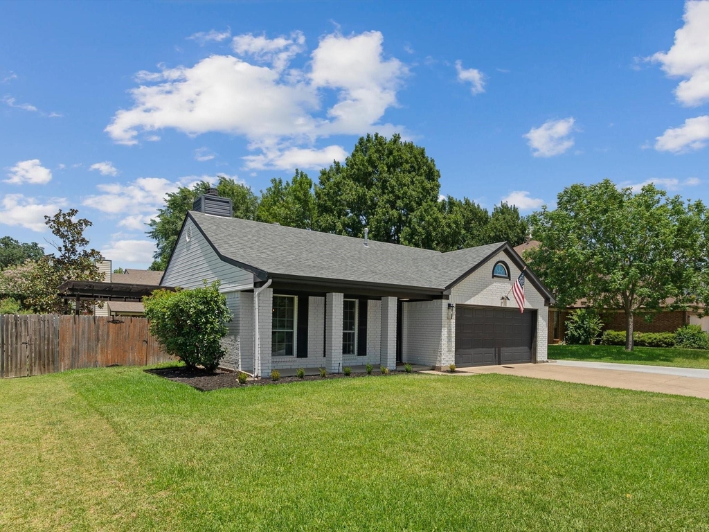 1220 Oxford Lane - Photo 3