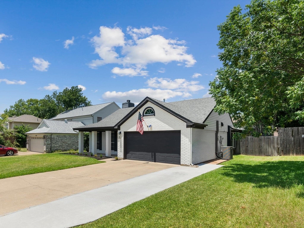 1220 Oxford Lane - Photo 2