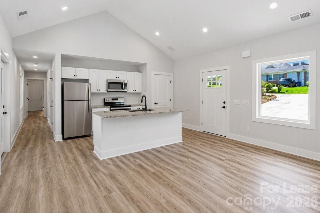 618 E Holly Street - Photo 2