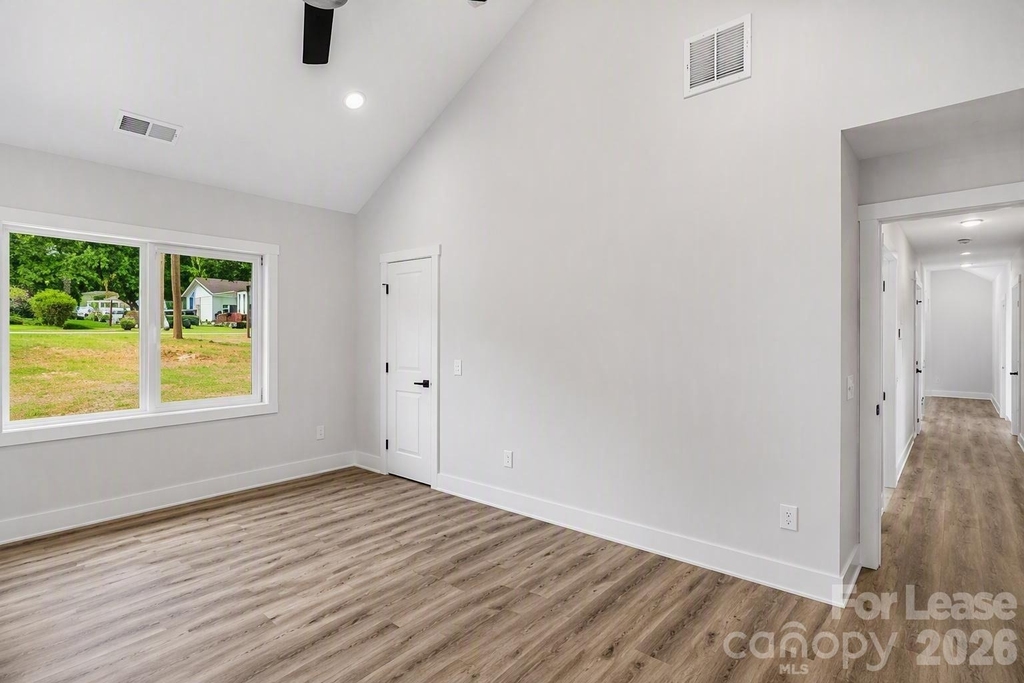 618 E Holly Street - Photo 6