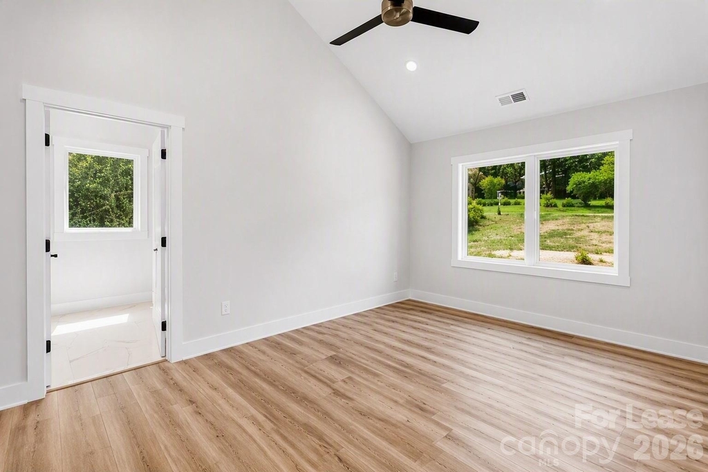 618 E Holly Street - Photo 8