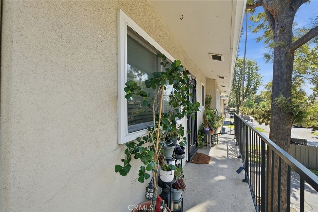 1328 Primrose - Photo 2