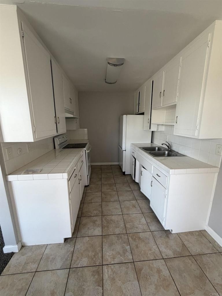 285 Moss Street - Photo 2