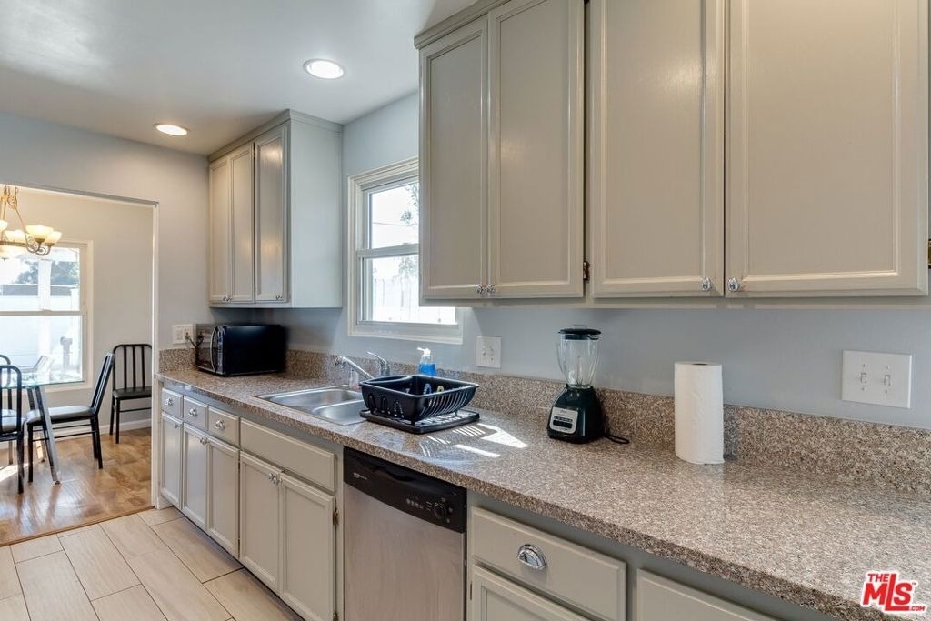 7858 Jamieson Avenue - Photo 12