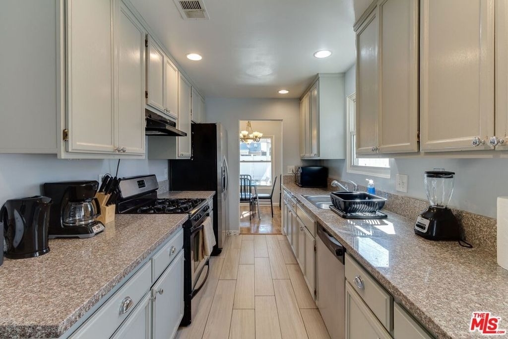7858 Jamieson Avenue - Photo 10