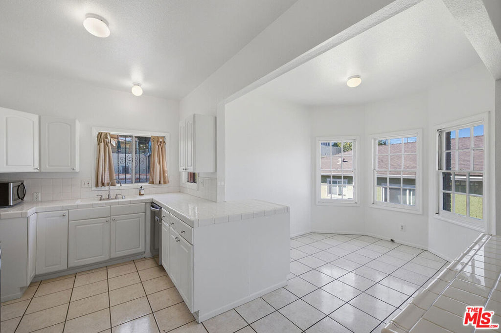 1097 S Orange Drive - Photo 18
