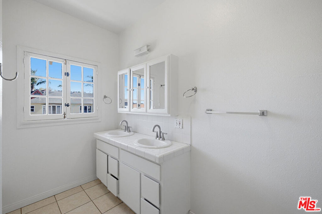 1097 S Orange Drive - Photo 31