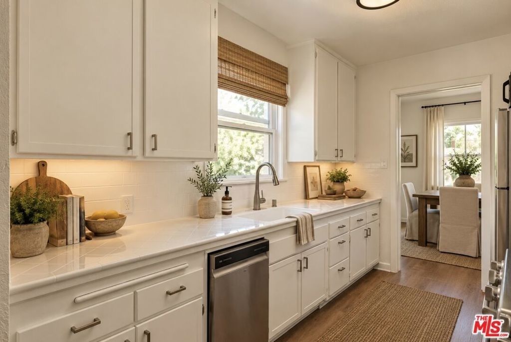 6315 Craner Avenue - Photo 8