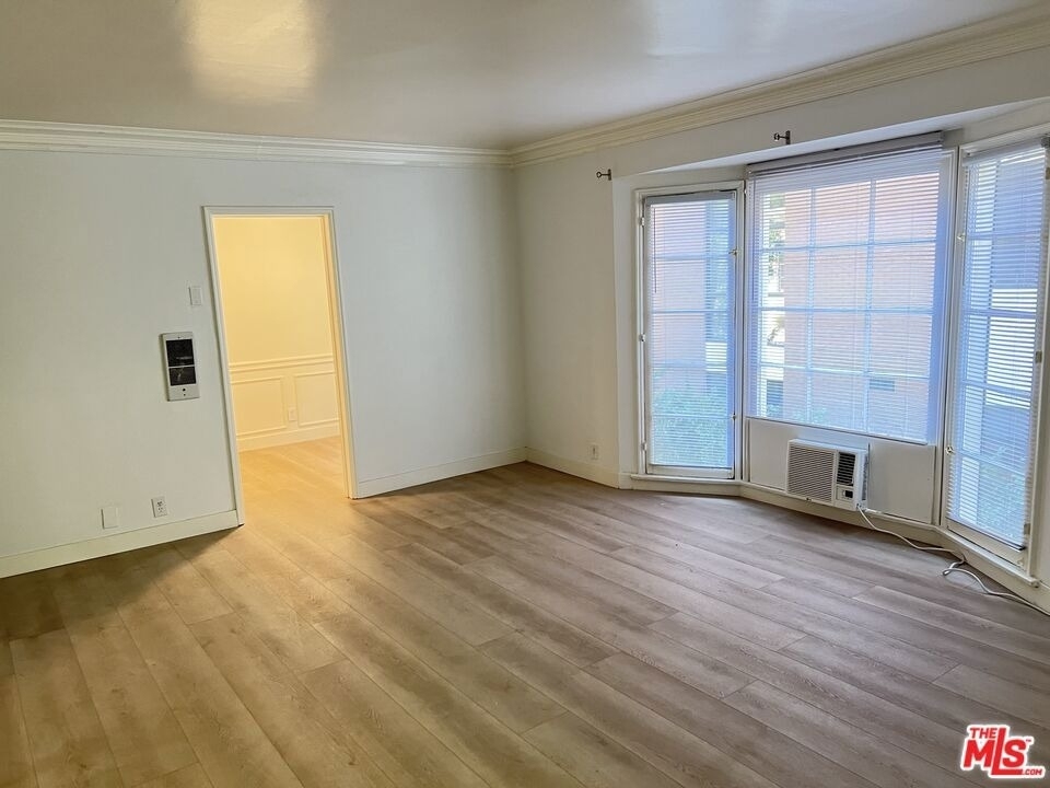 325 N Palm Drive - Photo 2