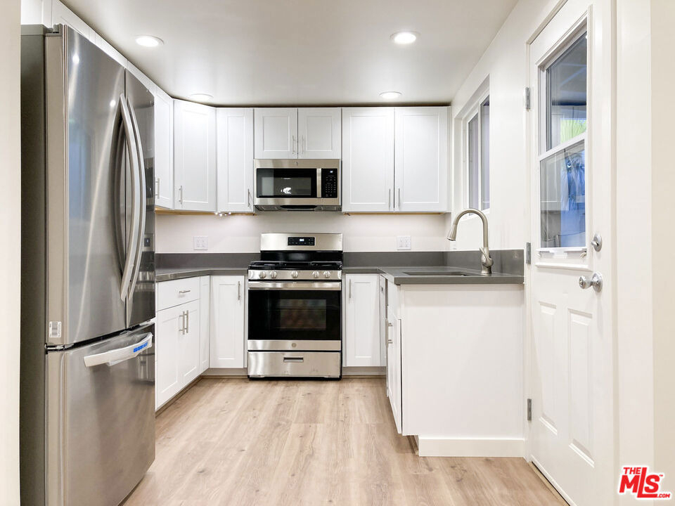 1249 23rd Street - Photo 3