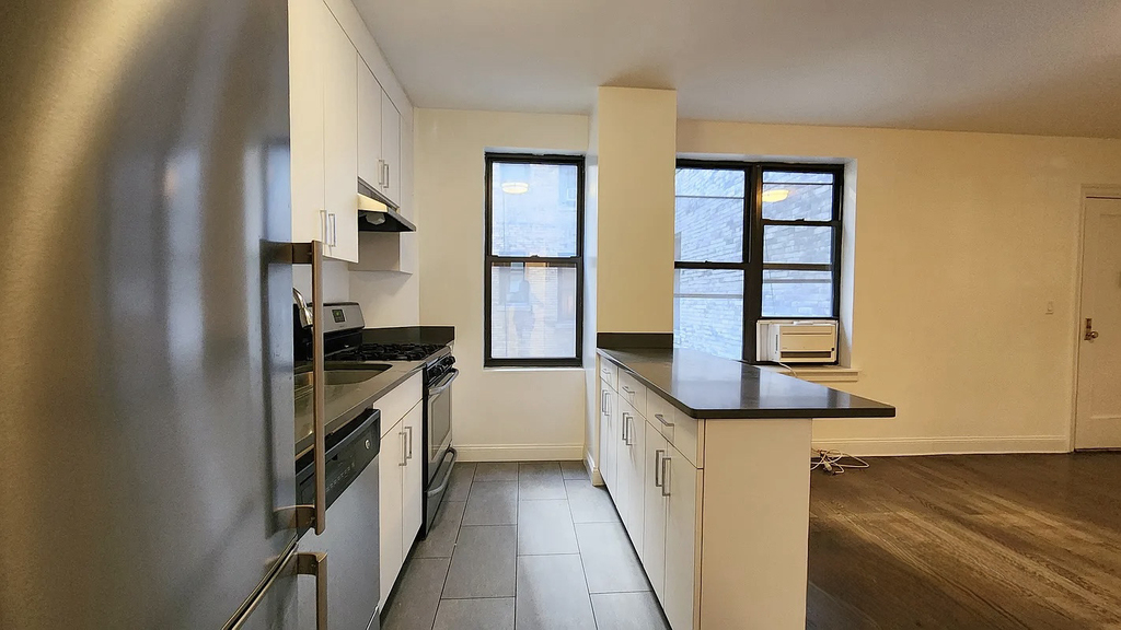 140 West 55th Street - Photo 2