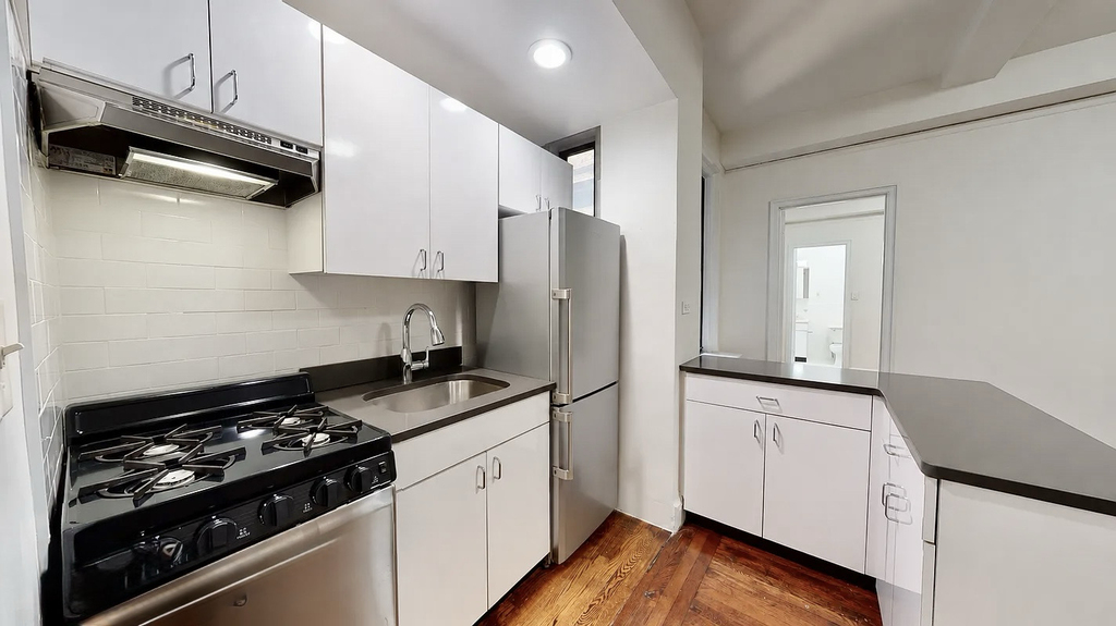 140 East 46th Street - Photo 2