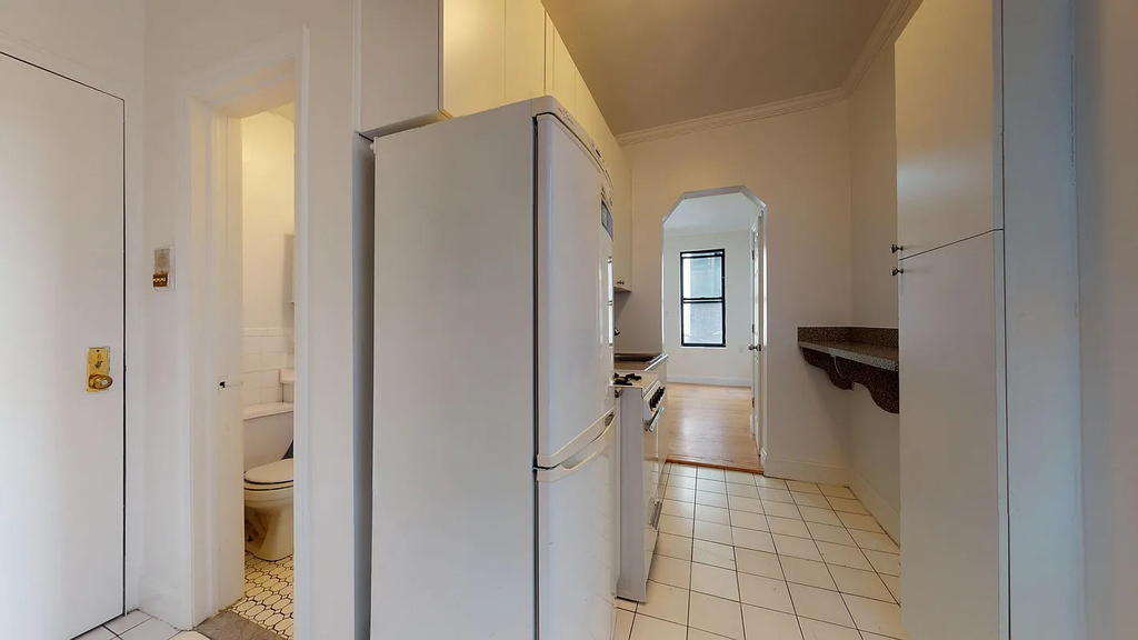 711 2nd Avenue - Photo 2