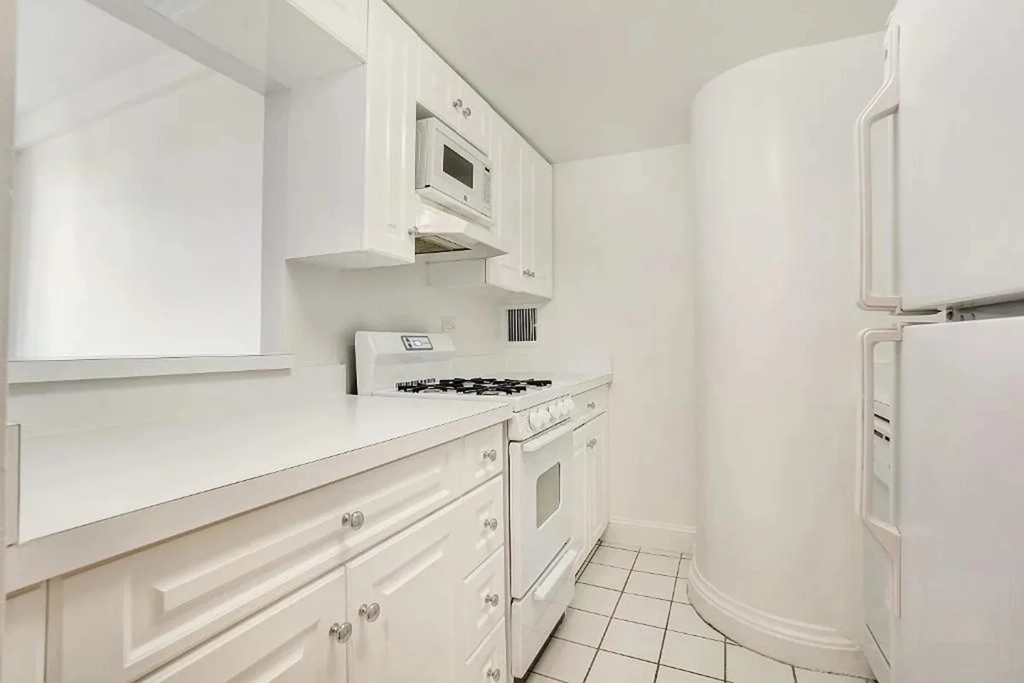 East 8th Street - Photo 3