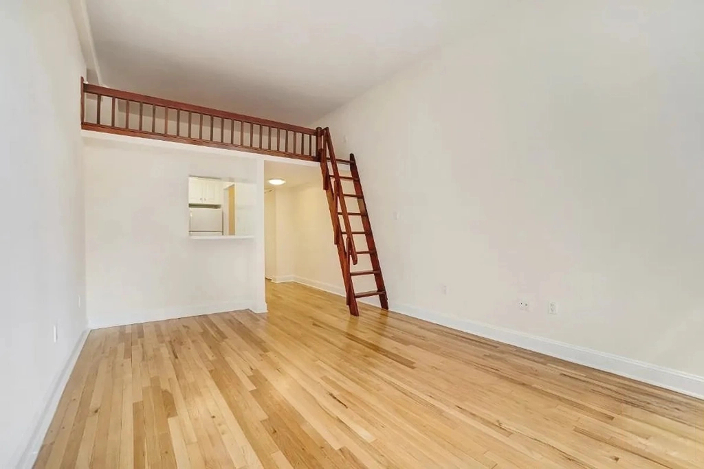 East 8th Street - Photo 1