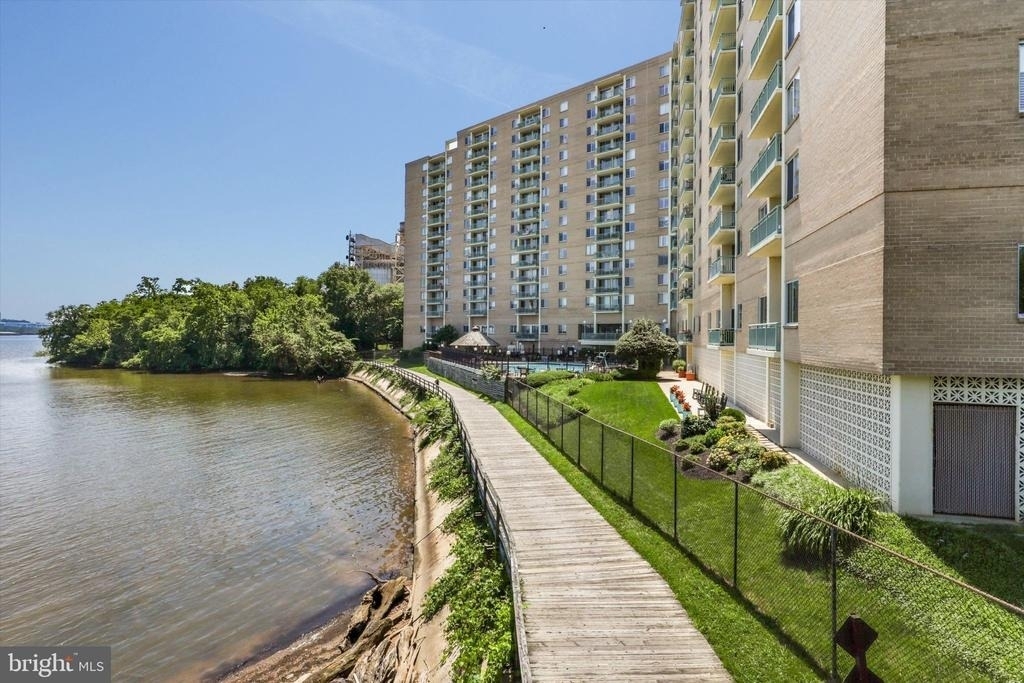 501 Slaters Lane - Photo 2