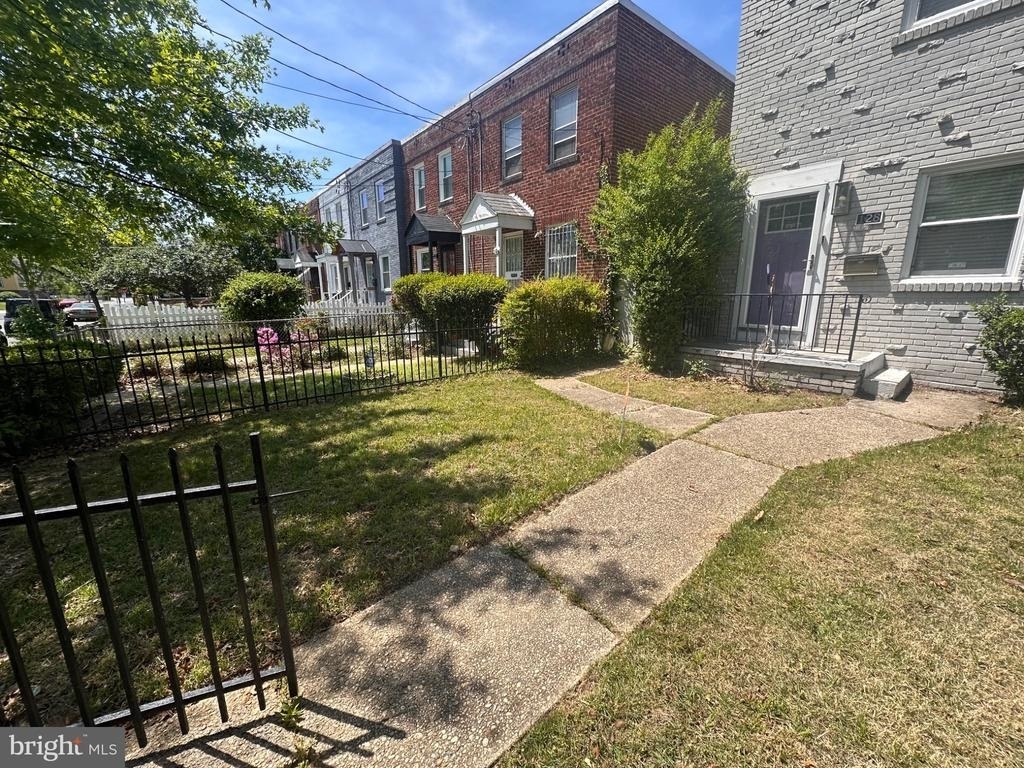 128 35th Street Ne - Photo 1