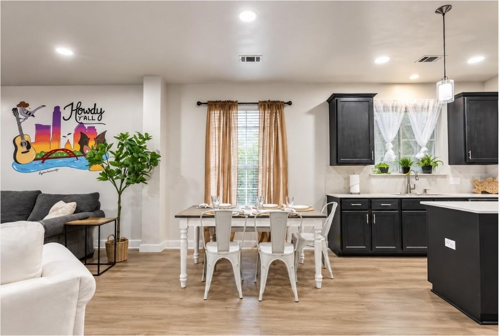 1124 Disraeli Cir - Photo 0