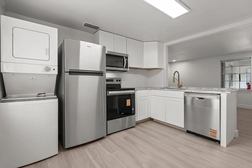 533 S Bonner Ave - Photo 2