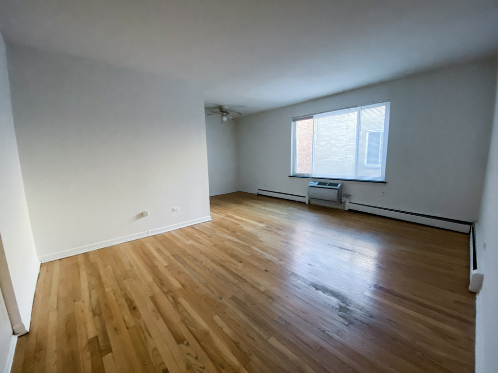 516 W Melrose Street - Photo 1