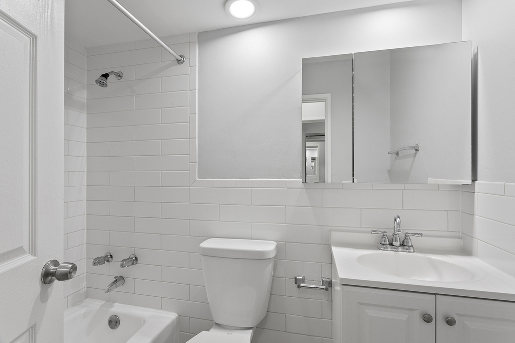 6758 N Sheridan Avenue - Photo 9