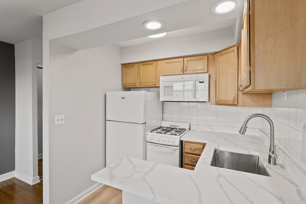 6758 N Sheridan Avenue - Photo 3
