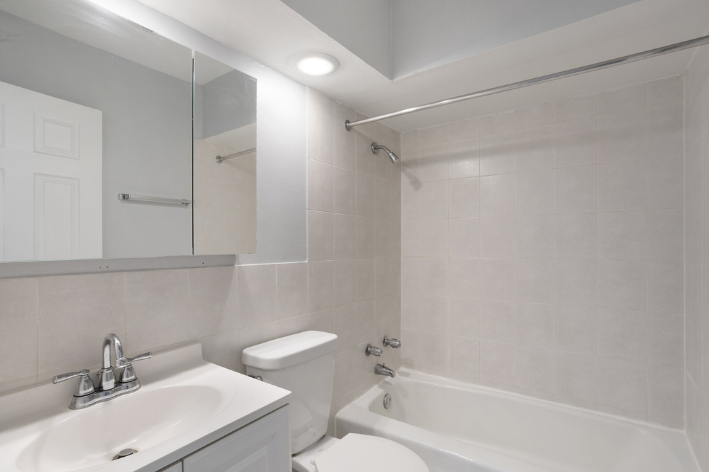 6758 N Sheridan Avenue - Photo 9