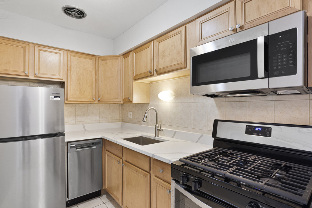 6758 N Sheridan Avenue - Photo 4
