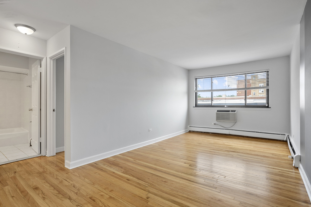 6758 N Sheridan Avenue - Photo 2