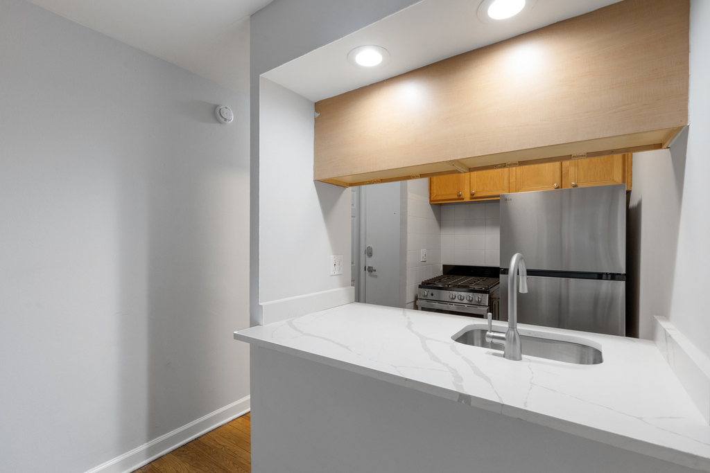 6758 N Sheridan Avenue - Photo 6