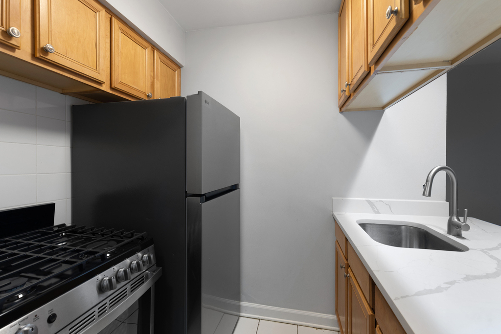 6758 N Sheridan Avenue - Photo 5