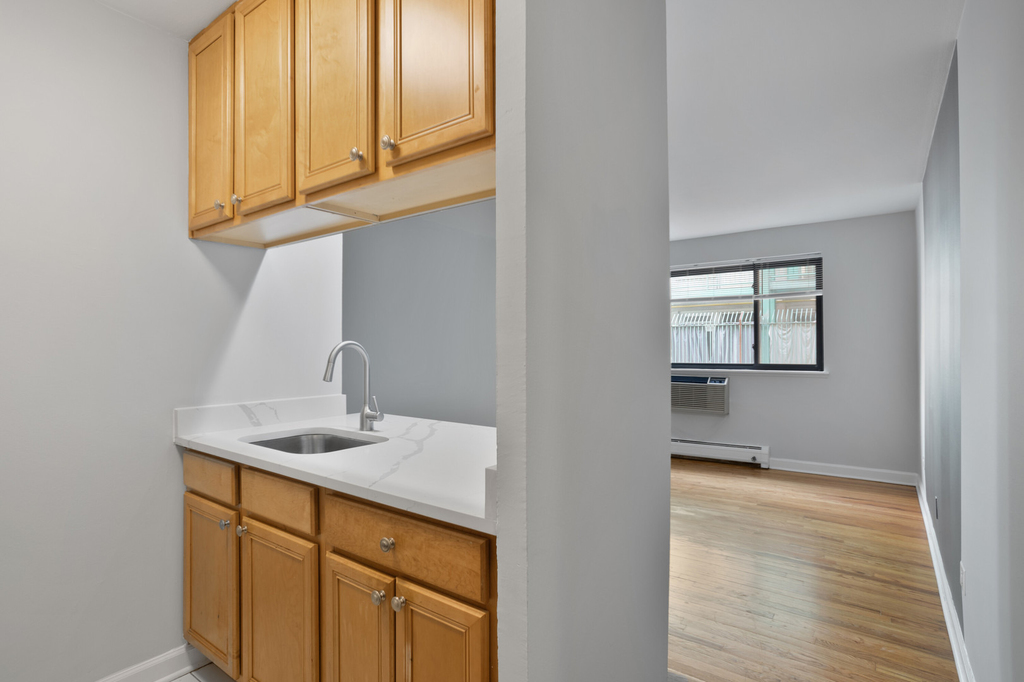 6758 N Sheridan Avenue - Photo 4