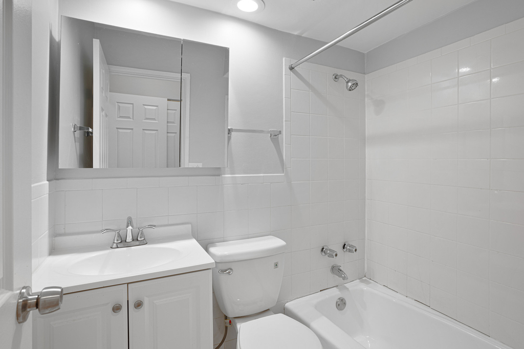 6758 N Sheridan Avenue - Photo 8