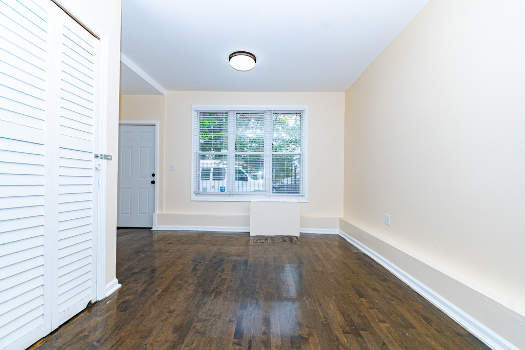 1618 N Rockwell Street - Photo 4