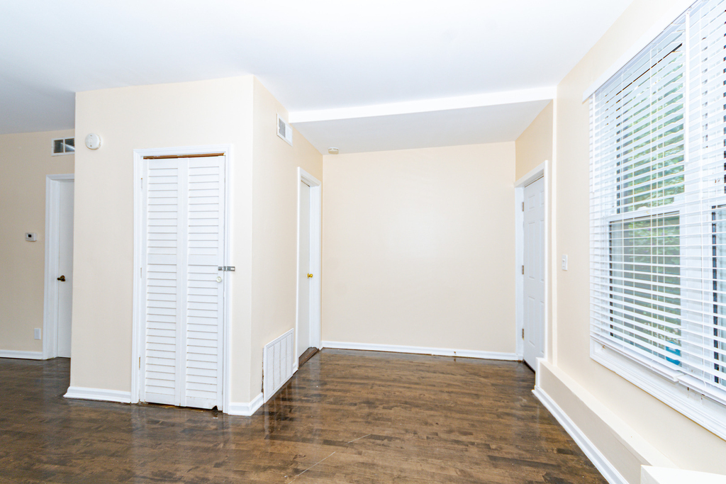 1618 N Rockwell Street - Photo 2
