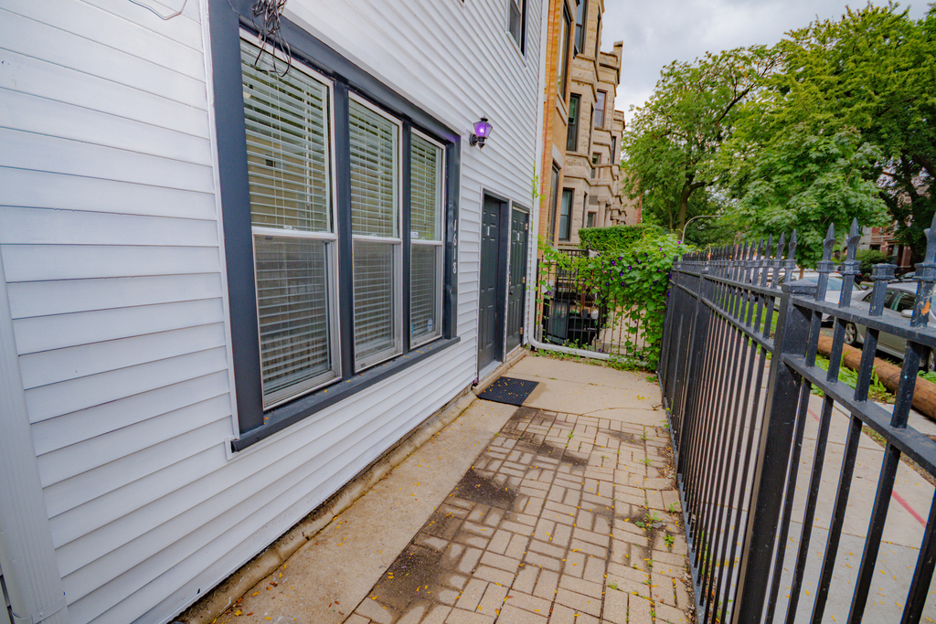 1618 N Rockwell Street - Photo 1