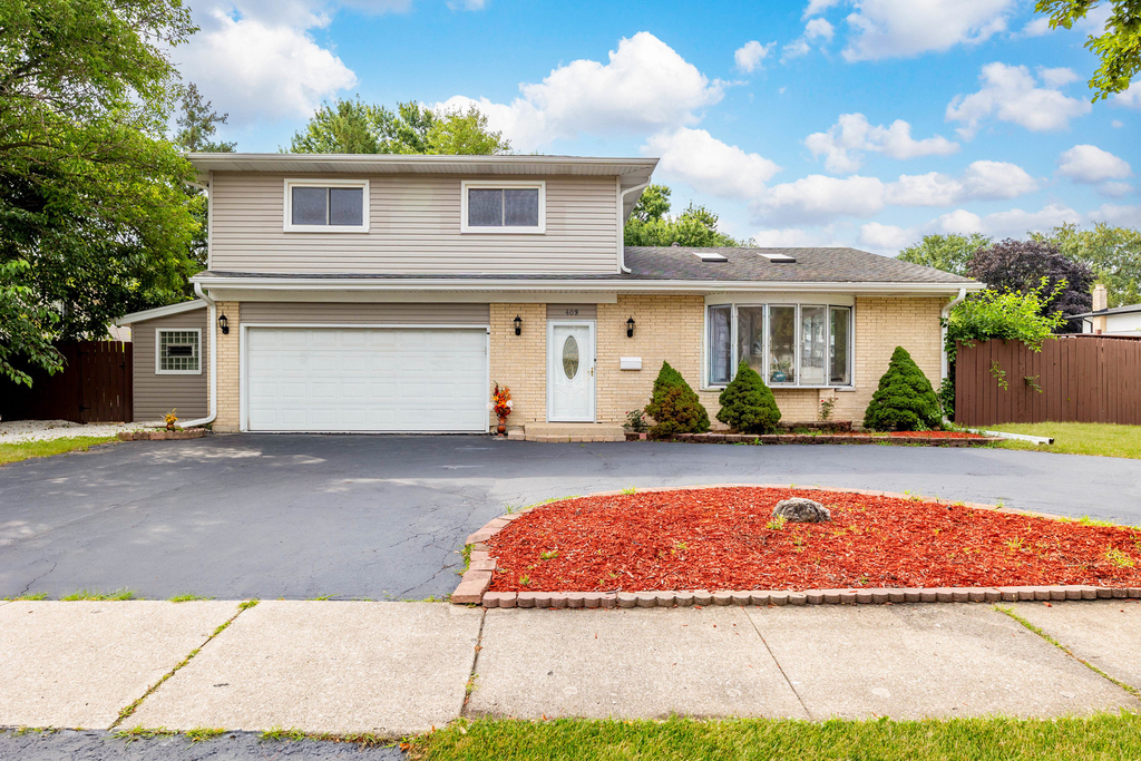 409 Hillcrest Lane - Photo 0