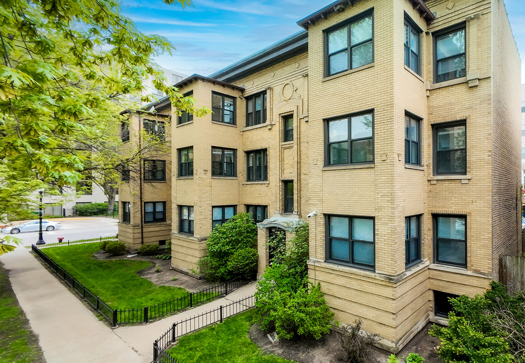 6931 N Lakewood Avenue - Photo 0