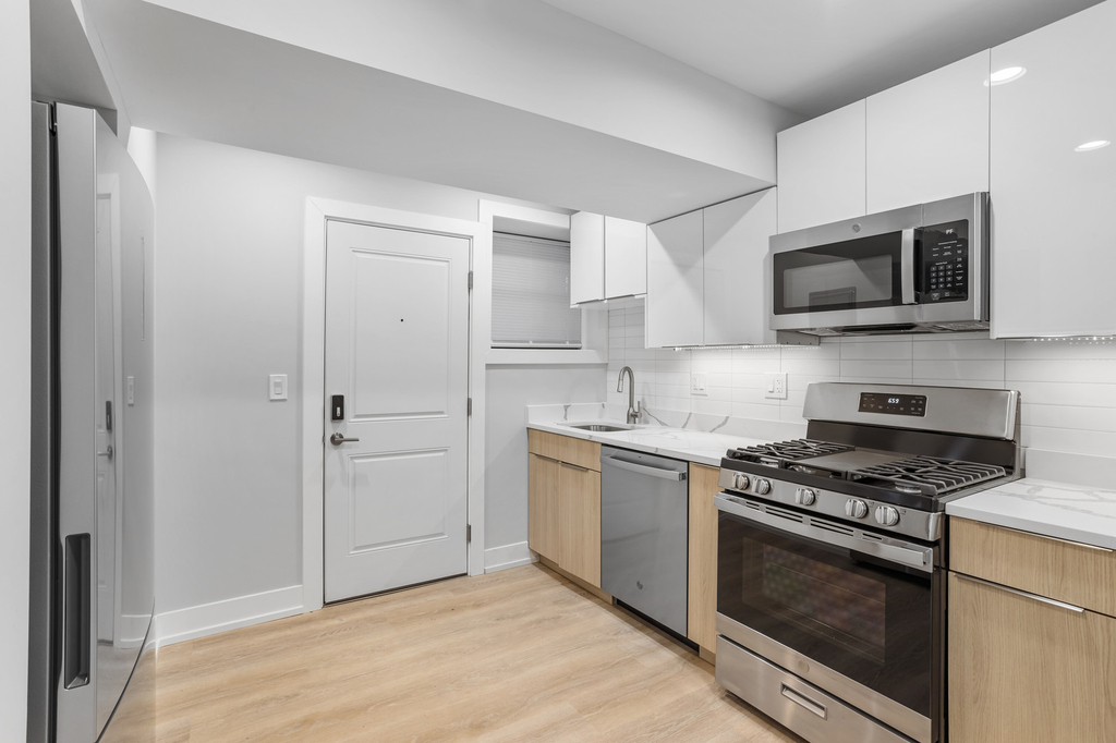 6931 N Lakewood Avenue - Photo 1