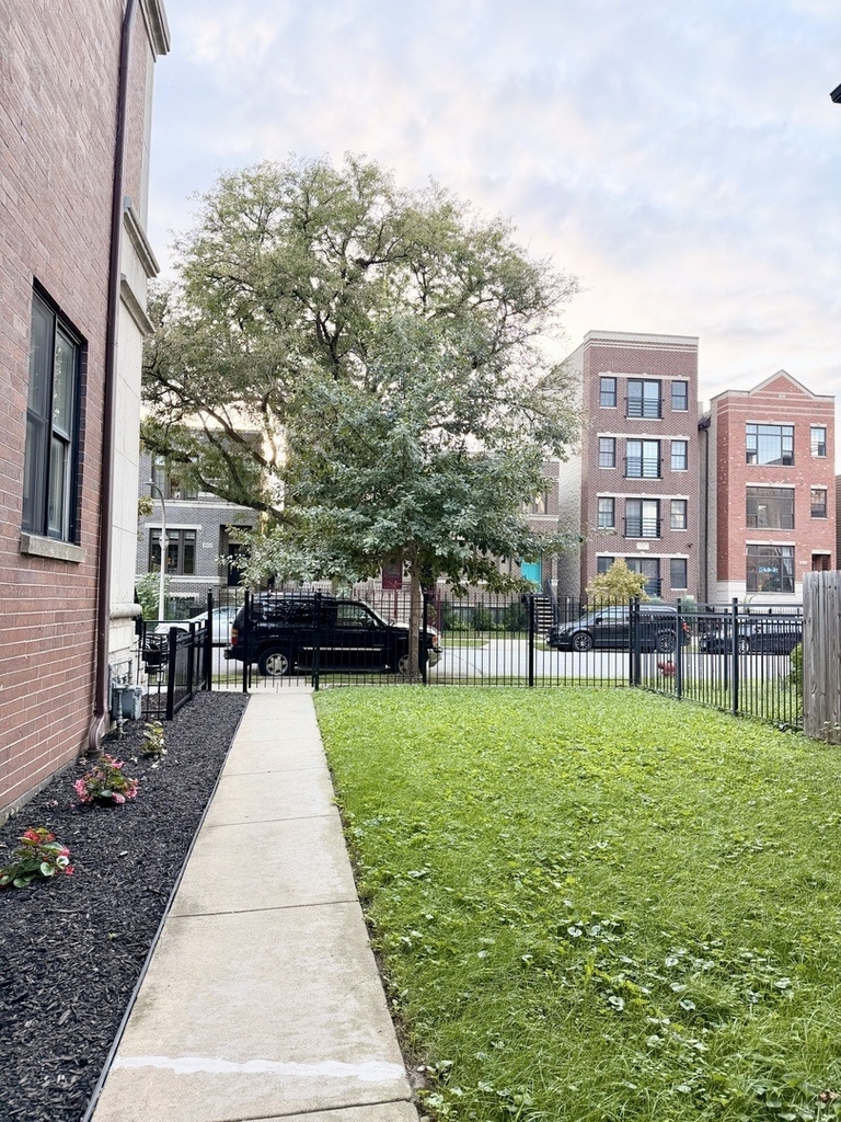 4829 S Champlain Avenue - Photo 1