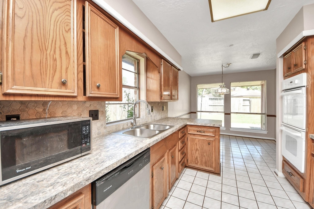 2406 Duchess Way - Photo 16