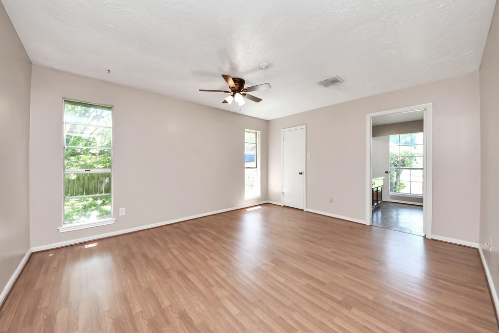 2406 Duchess Way - Photo 32