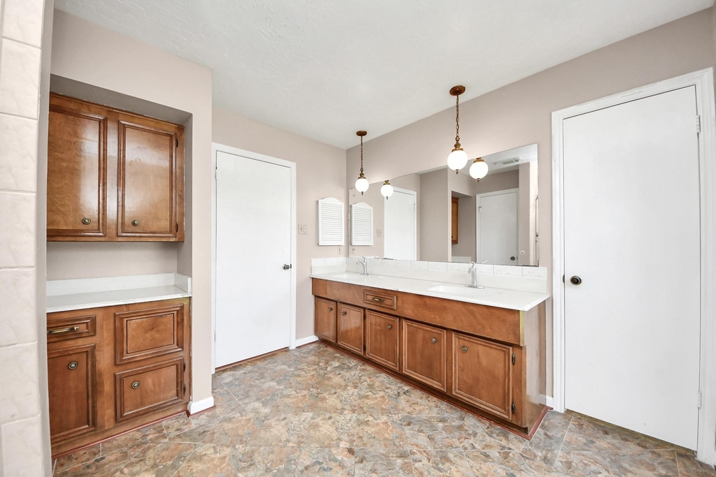 2406 Duchess Way - Photo 38