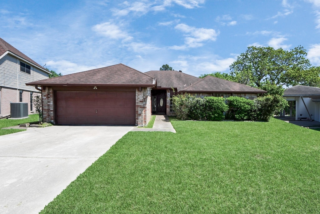 2406 Duchess Way - Photo 0