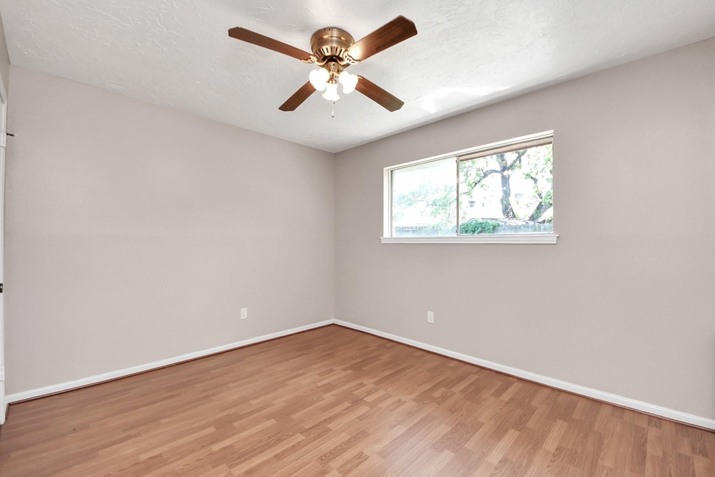 2406 Duchess Way - Photo 29