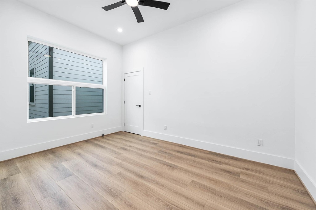 327 N Nagle Street - Photo 33