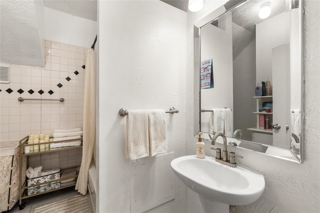 2510 Whitney Street - Photo 18