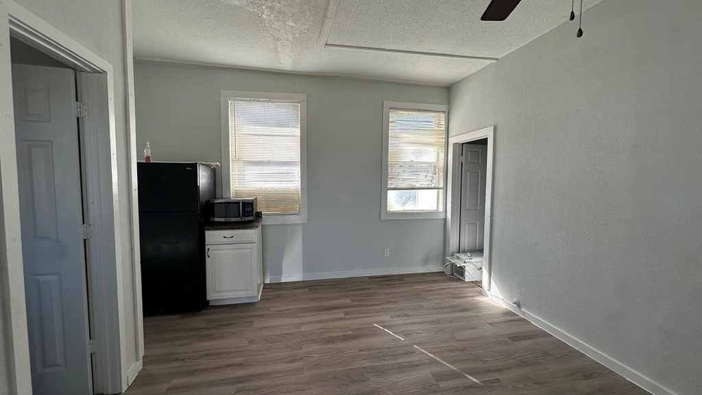 904 Herbert A - Photo 2